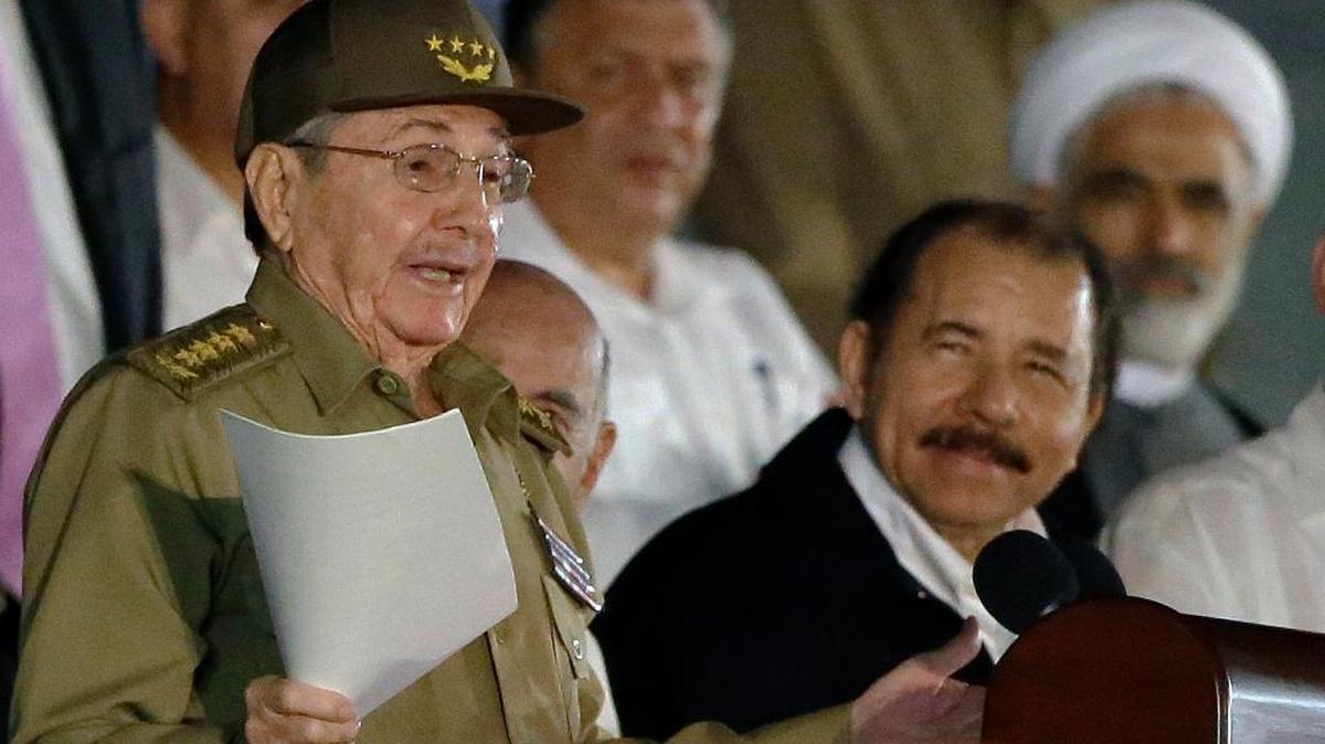 El gobernante cubano Raúl Castro y el nicaragüense Daniel Ortega en un evento en honor de Fidel Castro en la Plaza de la Revolución, el 29 de noviembre.