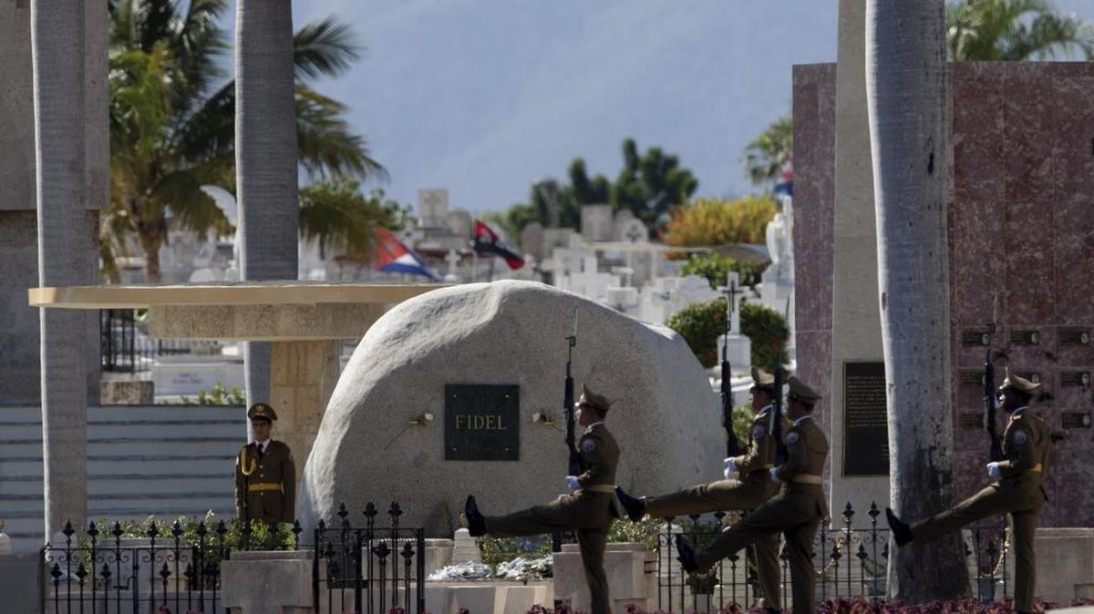 Guardia de honor frente a la tumba del ex gobernante cubano Fidel Castro en el cementerio de Santa Ifigenia en Santiago de Cuba, el 4 de diciembre.