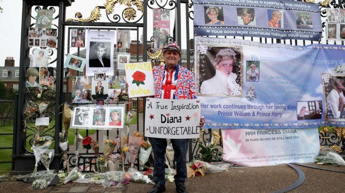 El realista Terry Hutt muestra su devoción por la princesa Diana frente al palacio de Kensington. Diana murió el 31 de agosto de 1997 en un accidente automovilístico en París.