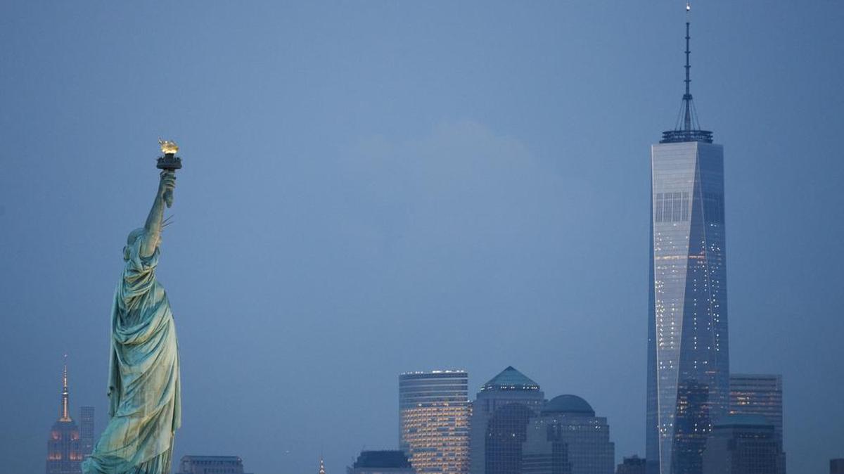 La Estatua de la Libertad y la nueva torre del World Trade Center se destacan en el paisaje urbano de Manhattan, mientras la ciudad conmemora los 15 años de los atentados del 9/11.