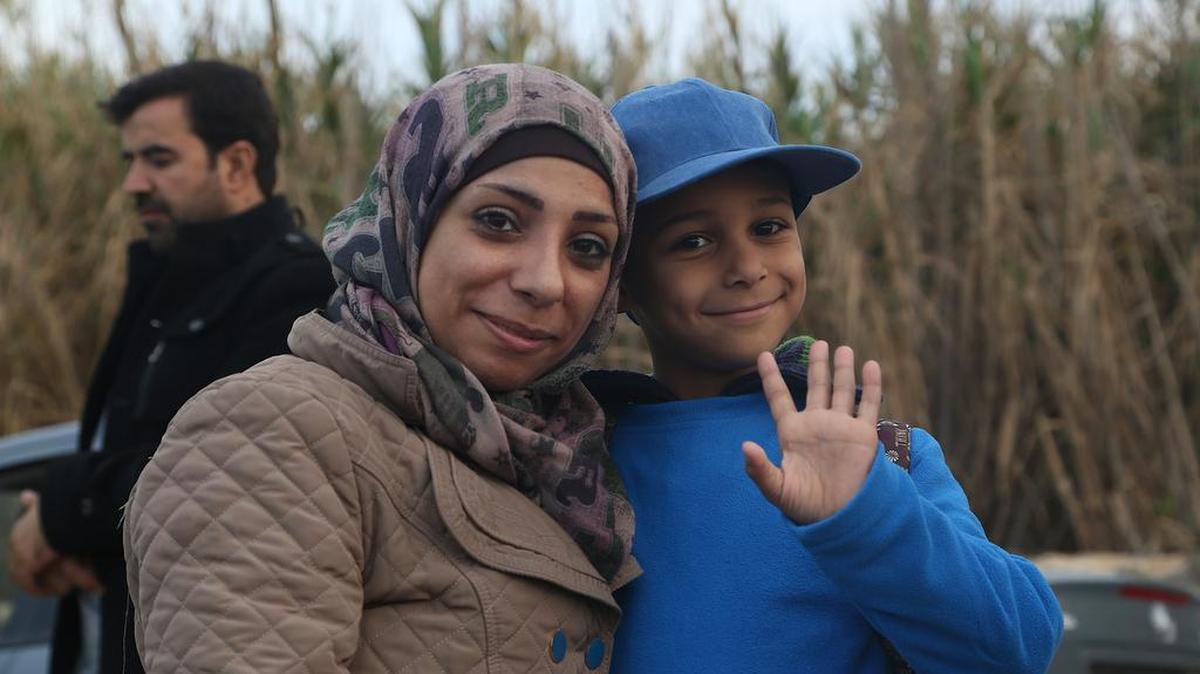 La periodista y cineasta Laura Morcate visitó recientemente la isla griega de Lesbos y documentó en estas fotografías el drama humano de los refugiados que llegan del Medio Oriente.
