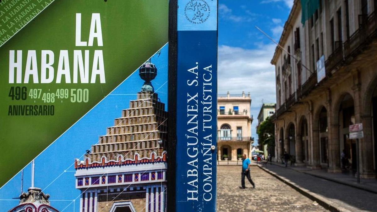 Un cartel de la empresa Habaguanex se destaca en una calle de la Habana Vieja. El grupo de hoteles, tiendas y restaurantes dirigido por Eusebio Leal, el Historiador de la Ciudad, ahora está en manos de los militares.