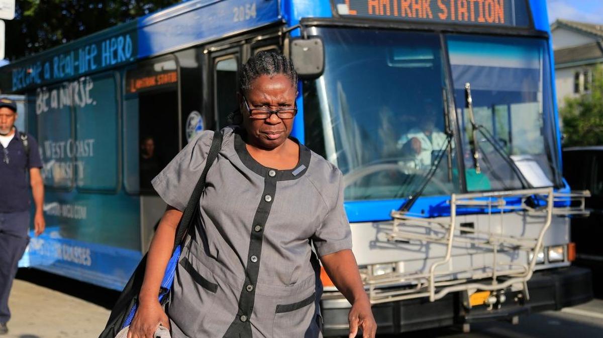 Odelie Paret, que trabaja en el hotel Fontainebleau, en Miami Beach, debe tomar dos autobuses para llegar a su casa al terminar su larga jornada de trabajo.
