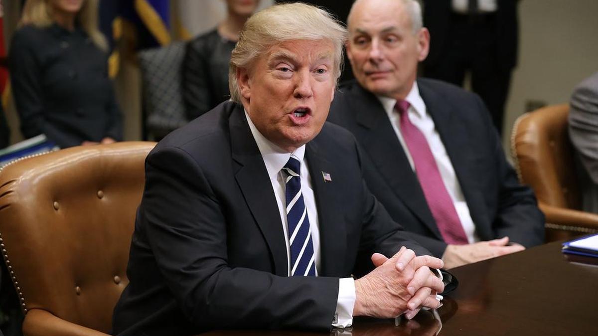 El presidente Donald Trump se reúne con el secretario de Seguridad Interior, John Kelly, y otros expertos en cibersguridad en la Casa Blanca, el 31 de enero.