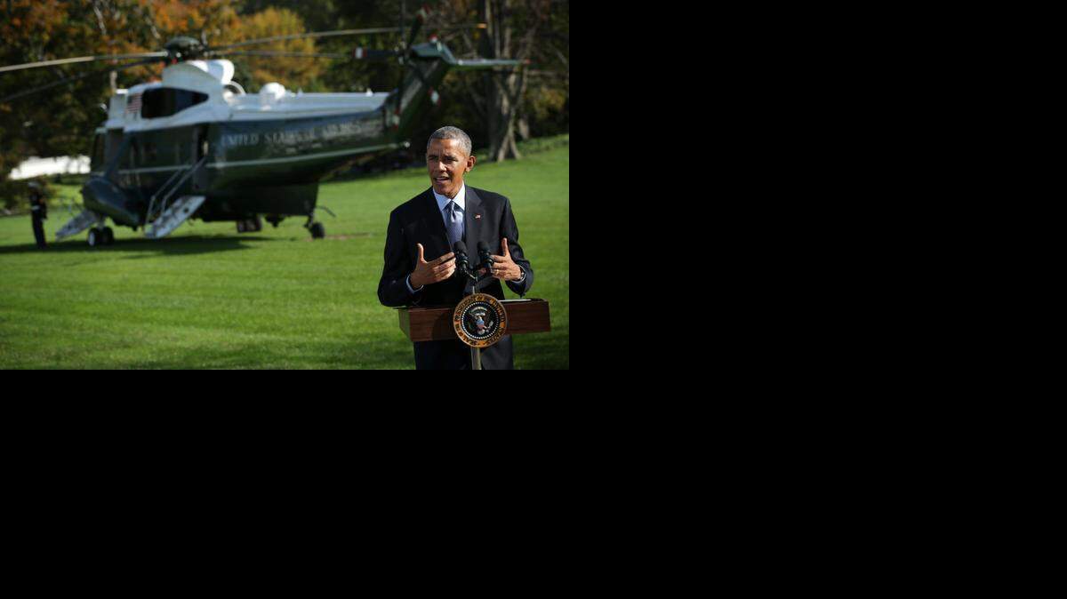 
El presidente Barack Obama habla con la prensa en los jardines de la Casa Blanca sobre el ébola antes de salir de Washington para participar en una campaña demócrata.
