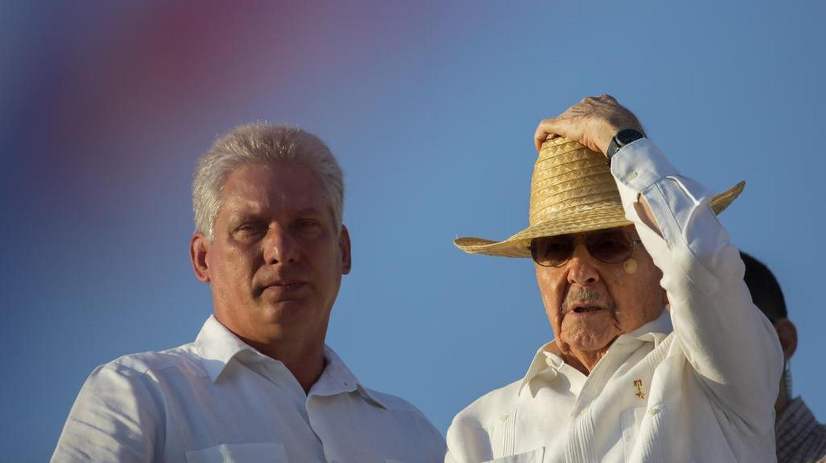 El gobernante cubano Raúl Castro (der.) y el vicepresidente Miguel Díaz-Canel observan el desfile del Primero de Mayo en La Habana, en el 2016. Castro ha convocado elecciones para el 11 de marzo.