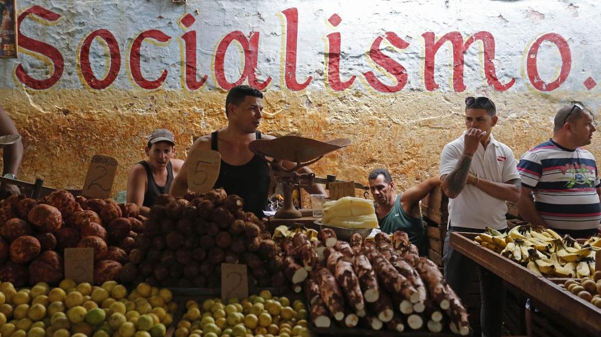 Un mercado estatal en La Habana vende productos agrícolas. Las medidas socialistas dictatoriales impuestas por Fidel Castro arruinaron la economía cubana.