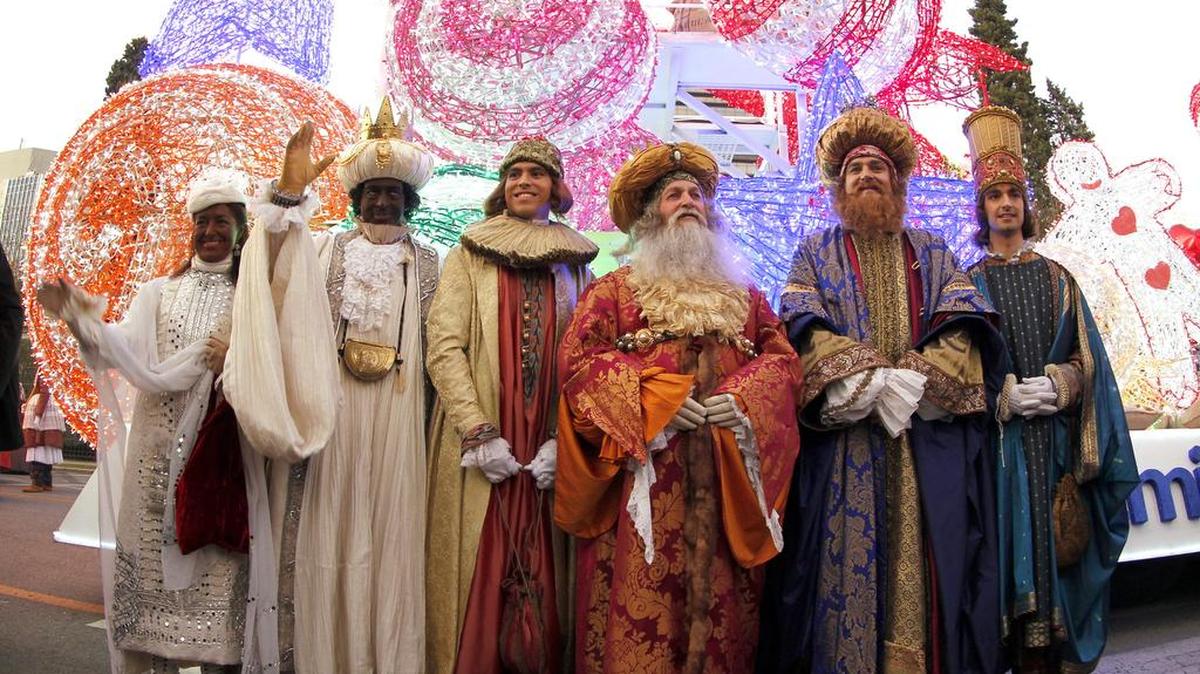 Los Reyes Magos encabezan el desfile de la noche de Epifanía en Madrid, en el 2012. Este año, los Reyes estarán interpretados por dos mujeres y un travestido.
