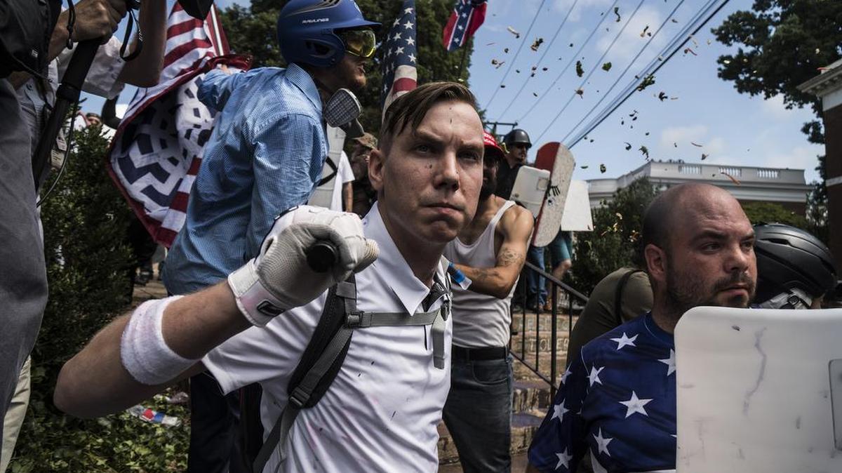 Supremacistas blancos y neonazis se reunieron el sábado 12 de agosto en el parque Lee de Charlottesville, Virginia, y llevaron a cabo actos de violencia. 