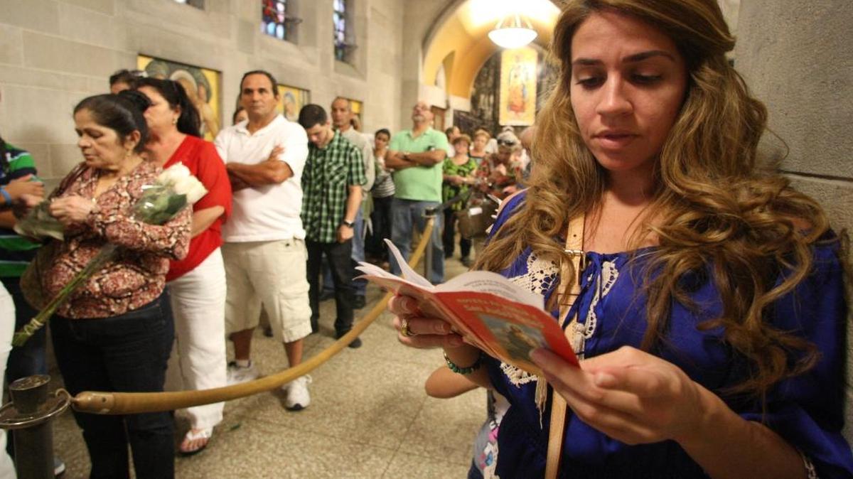 Un grupo de fieles asiste a misa en la iglesia melquita de San Judas, en Brickell, el 29 de octubre del 2012.Staff____B583105931Z.1