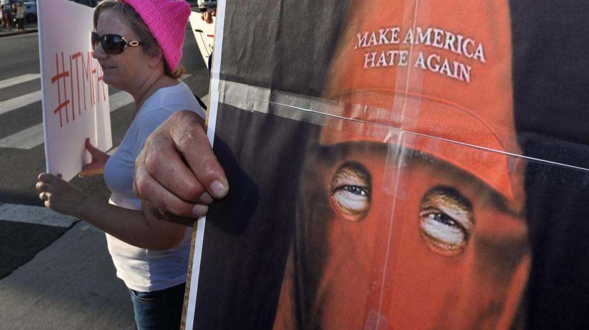Manifestantes protestan contra Trump y en apoyo del congresista demócrata Brad Sherman en Los Angeles, el 17 de agosto.