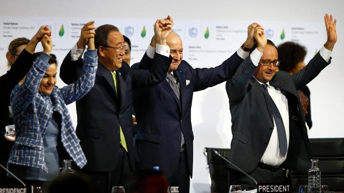 El presidente de Francia François Hollande (der.), el ministro de Relaciones Exteriores francés y presidente del COP21 Laurent Fabius, (segundo, der.), Christiana Figueres (izq.), Secretaria Ejecutiva de la Convención Marco de Naciones Unidas sobre el Cambio Climático y Ban Ki-moon, Secretario General de NU, celebran acuerdo climático global en Le Bourget, París, el 12 de diciembre.