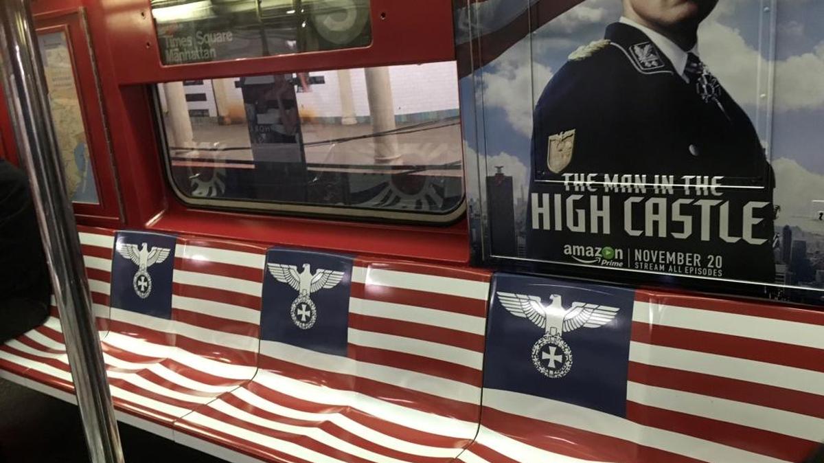 Un póster de la serie ‘The Man in the High Castle’, de Amazon, basada en la novela de Philip K. Dick, que pertenece a una rama de la ciencia ficción llamada ucronía.