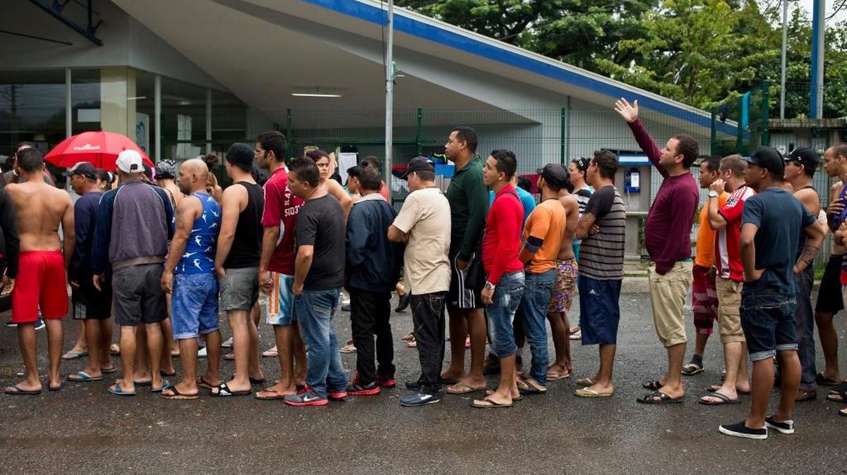 Emigrantes cubanos hacen fila para el desayuno en una iglesia evangélica en Peñas Blancas, Costa Rica, en la frontera con Nicaragua, el 21 de noviembre.