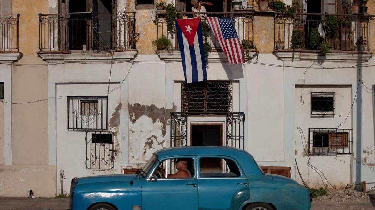 Banderas cubana y norteamericana en un balcón de un edificio en La Habana.
