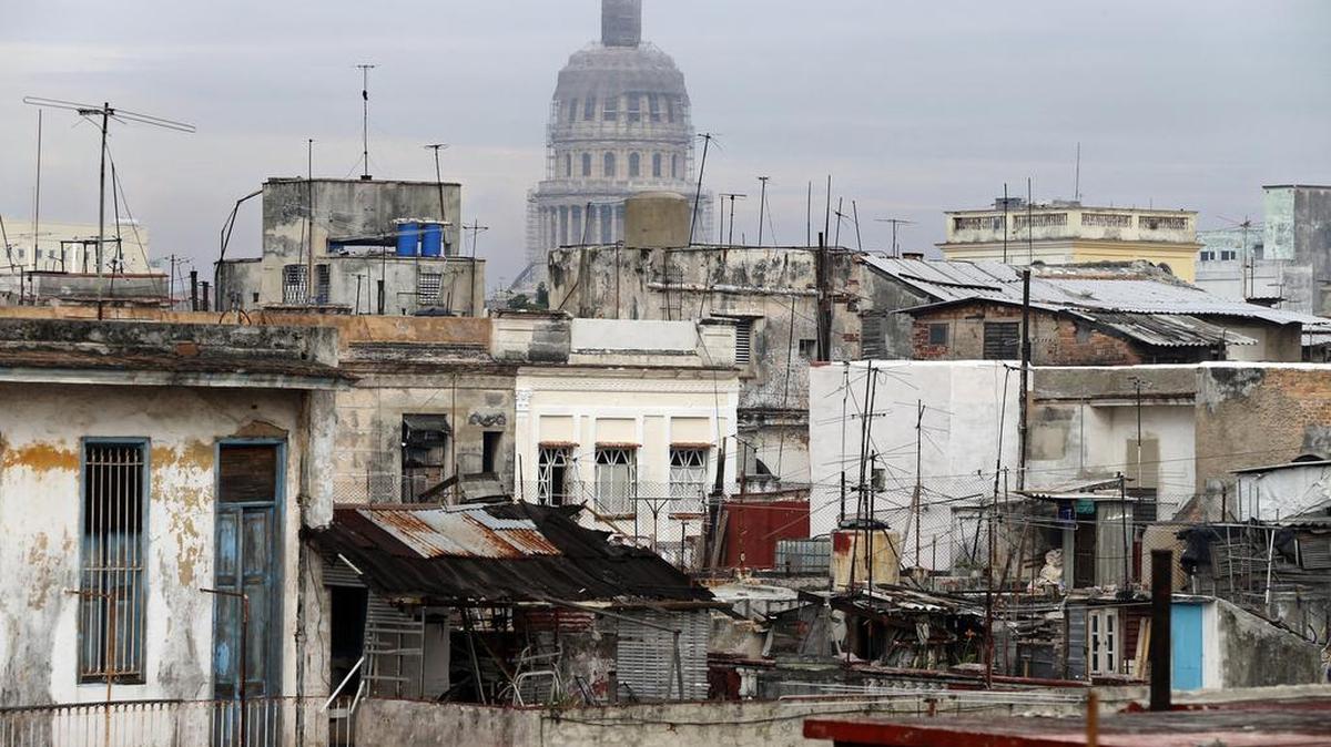 Una reciente imagen revela el deterioro de muchas viviendas en la Habana Vieja.