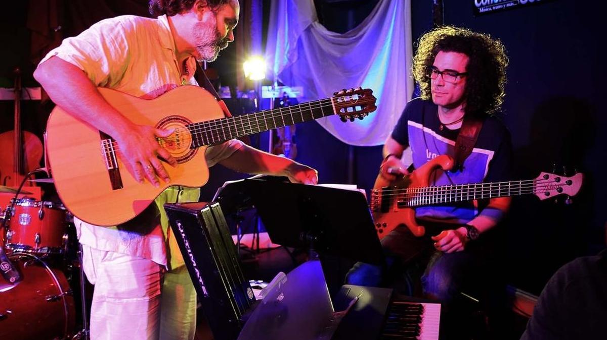 El músico cubano Pável Urkiza (izq.) ensaya con el director Iván Ruiz Machado en el Miami-Dade County Auditorium, en marzo del 2016. Urkiza es uno de los creadores de la plataforma Miami Abierto.