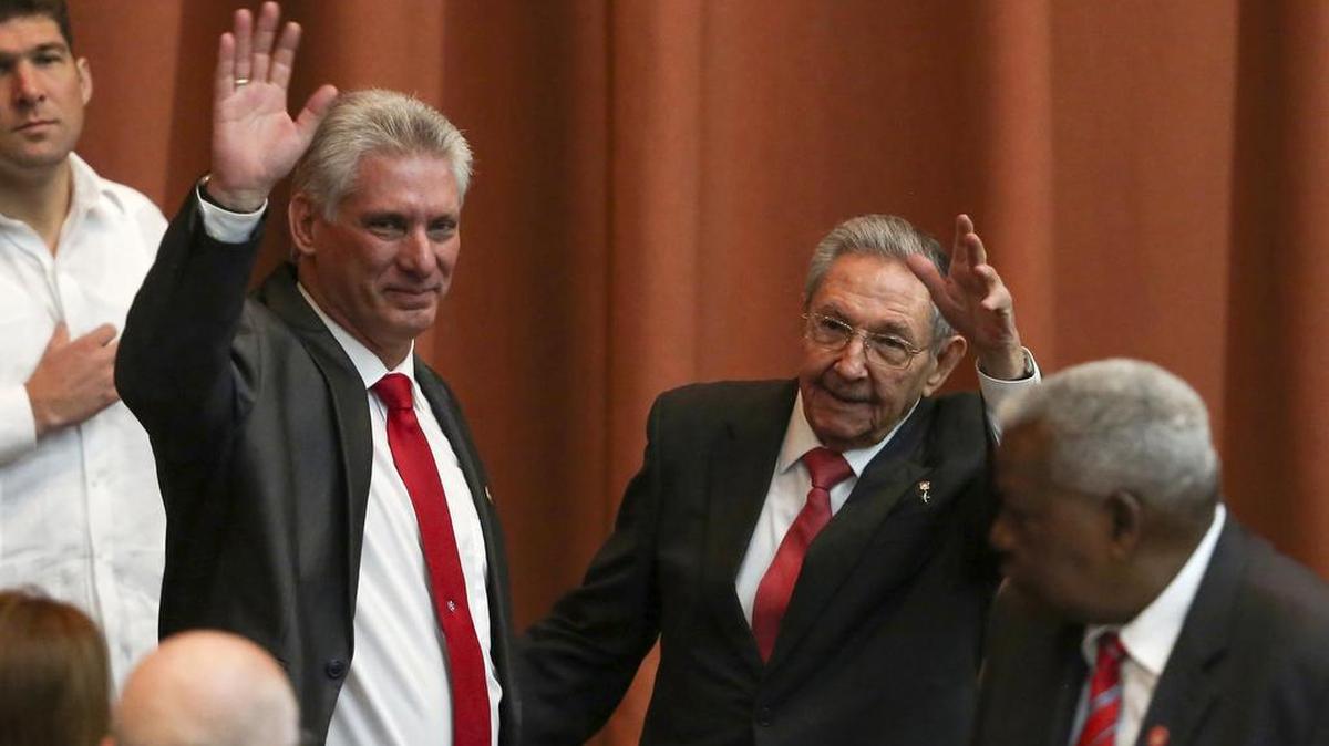 El gobernante cubano Miguel Díaz-Canel, junto a Raúl Castro, saluda a la Asamblea Nacional en La Habana, el 19 de abril de 2018.