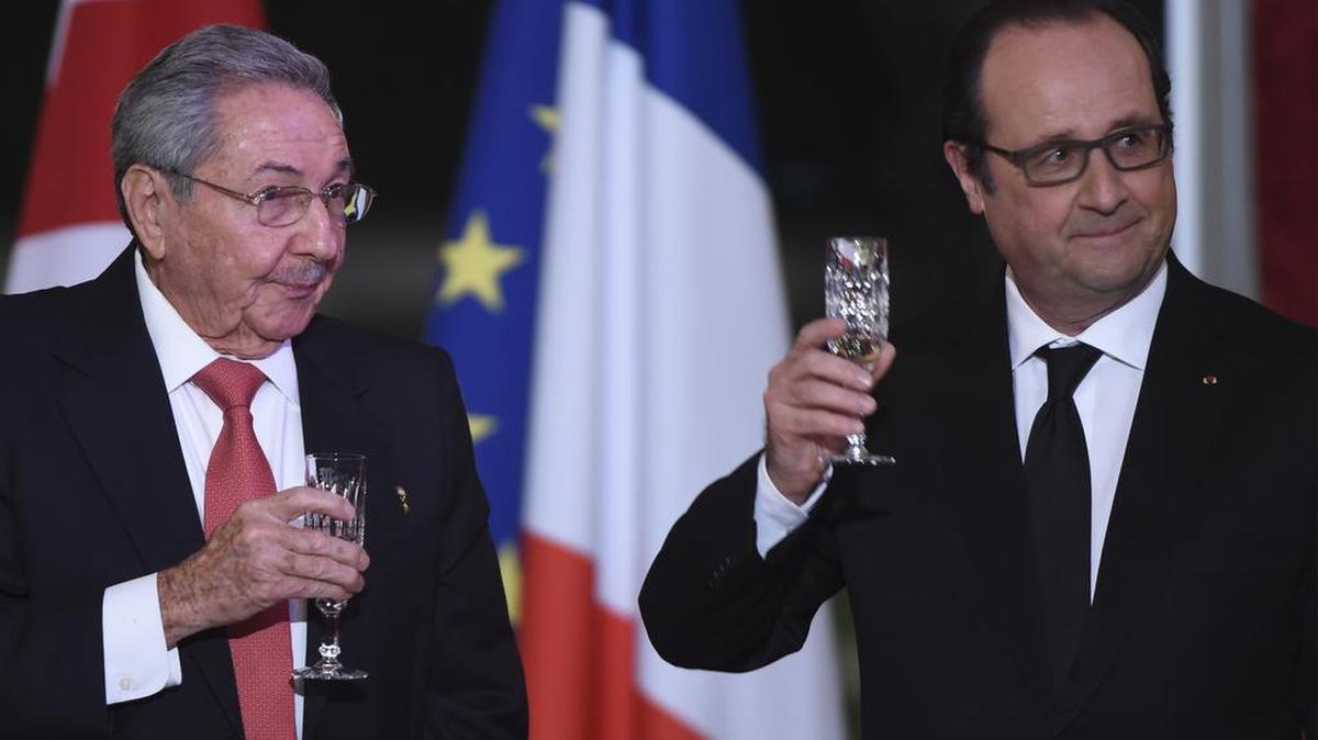 El gobernante cubano Raúl Castro (izq.) y el presidente francés, François Hollande, brindan en el Palacio del Elíseo, en París.