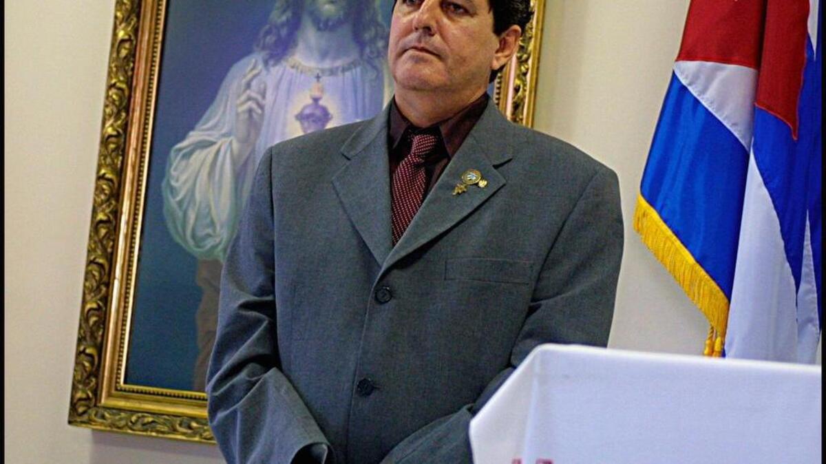 El opositor cubano Oswaldo Payá participa en un encuentro con exiliados cubanos, celebrado en la Ermita de la Caridad, en Miami, el 13 de enero del 2003.