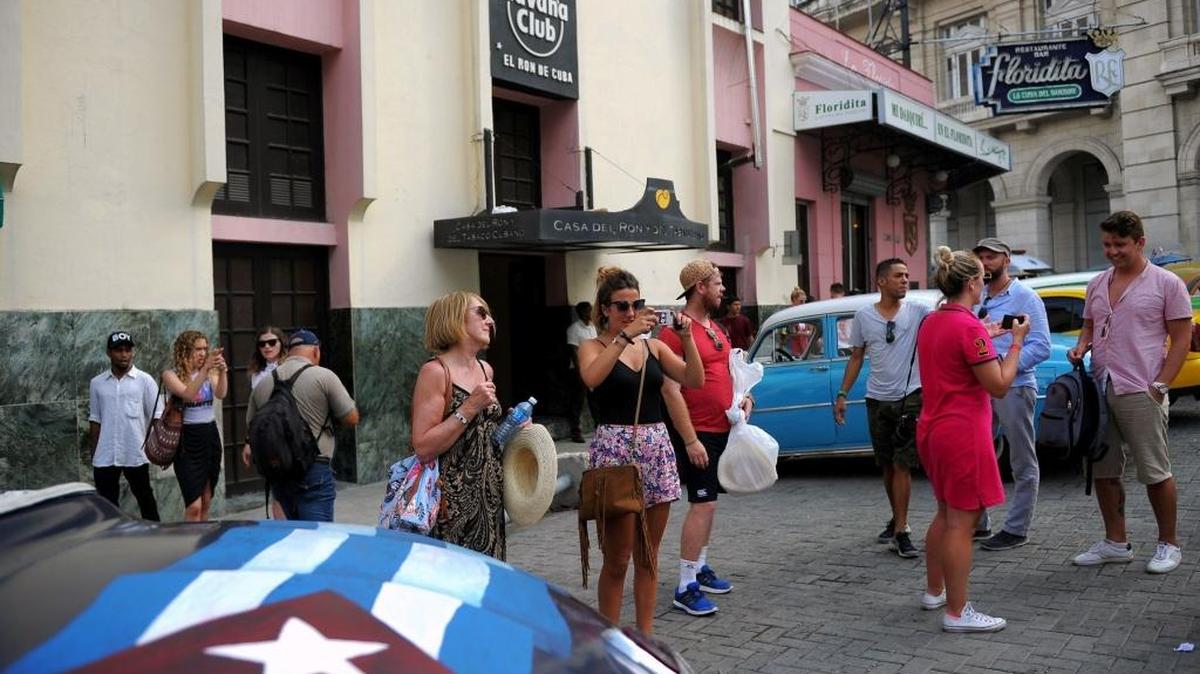 Un grupo de turistas camina por la frontera entre La Habana Vieja y Centro Habana, cerca del famoso Floridita, el 15 de junio.