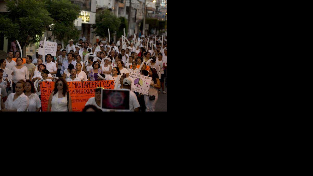 
Vecinos de la ciudad mexicana de Iguala marchan el martes pidiendo paz y unidad tras protestas por la desaparición de 43 estudiantes.
