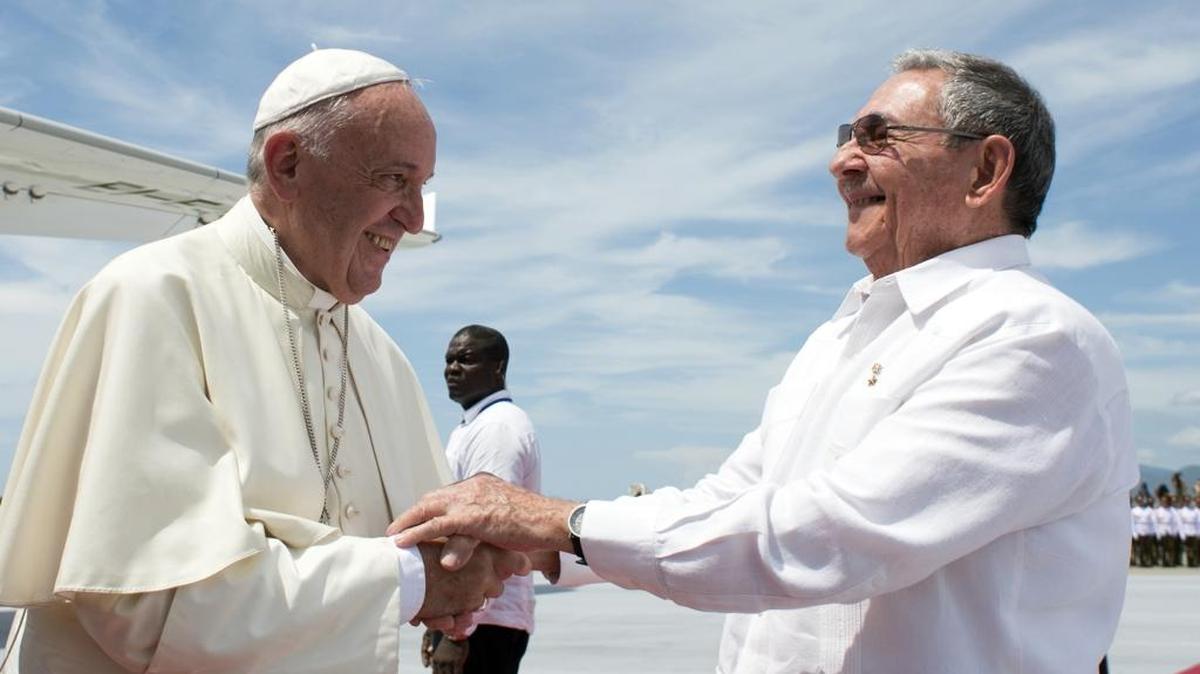 
El papa Francisco y el gobernante cubano Raúl Castro se despiden en el Aeropuerto de Santiago de Cuba al término de la visita del Pontífice a la isla.

