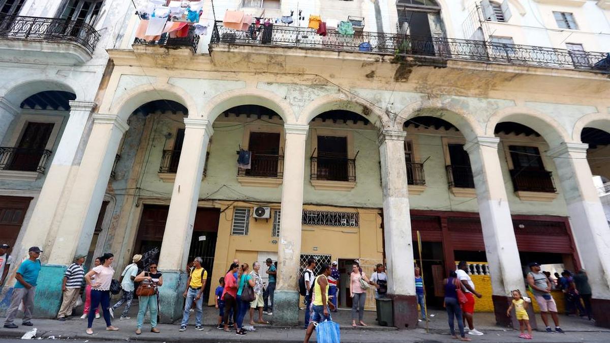 Varias personas hacen fila a la espera de un autobús el pasado el 26 de abril en el centro histórico de La Habana. Casi 30 años después de sufrir una de las peores crisis de su historia, el fantasma del “periodo especial” vuelve para acechar a Cuba como un trauma colectivo no superado.