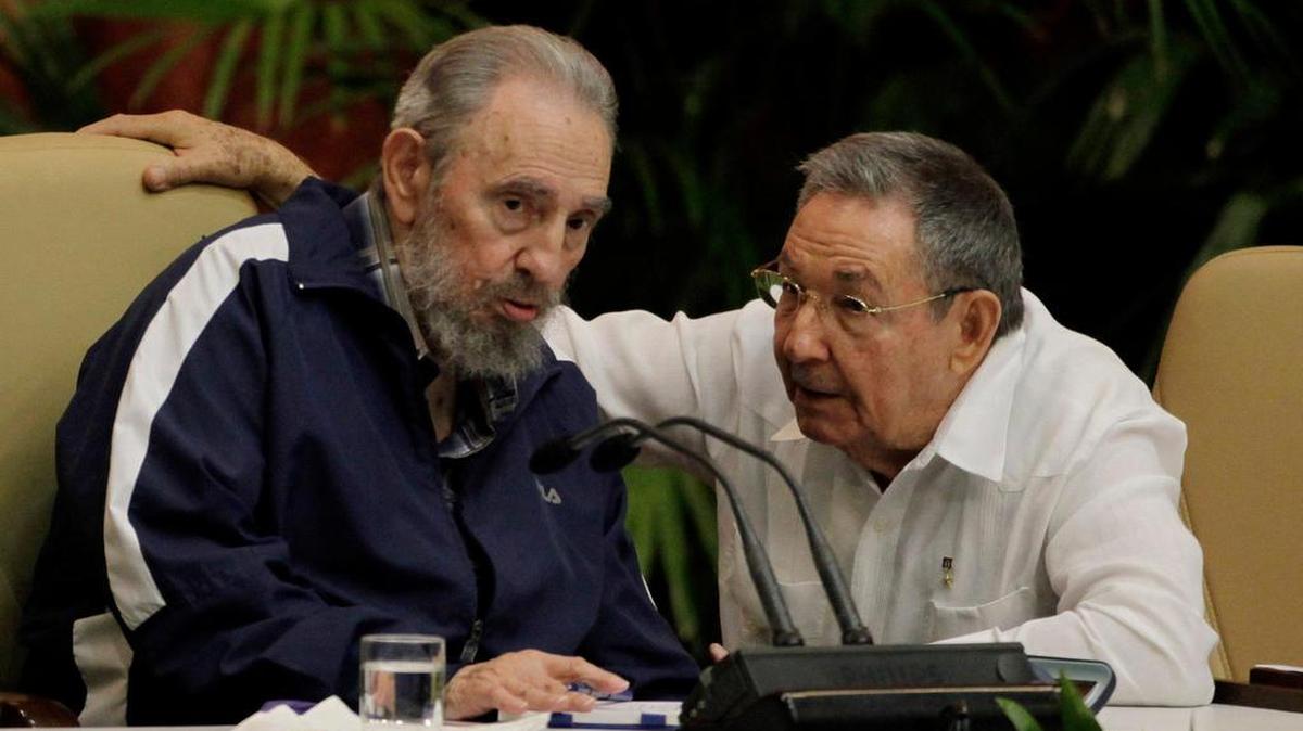 Fidel Castro y su hermano, Raúl Castro, en el Congreso del Partido Comunista de Cuba en 2011.