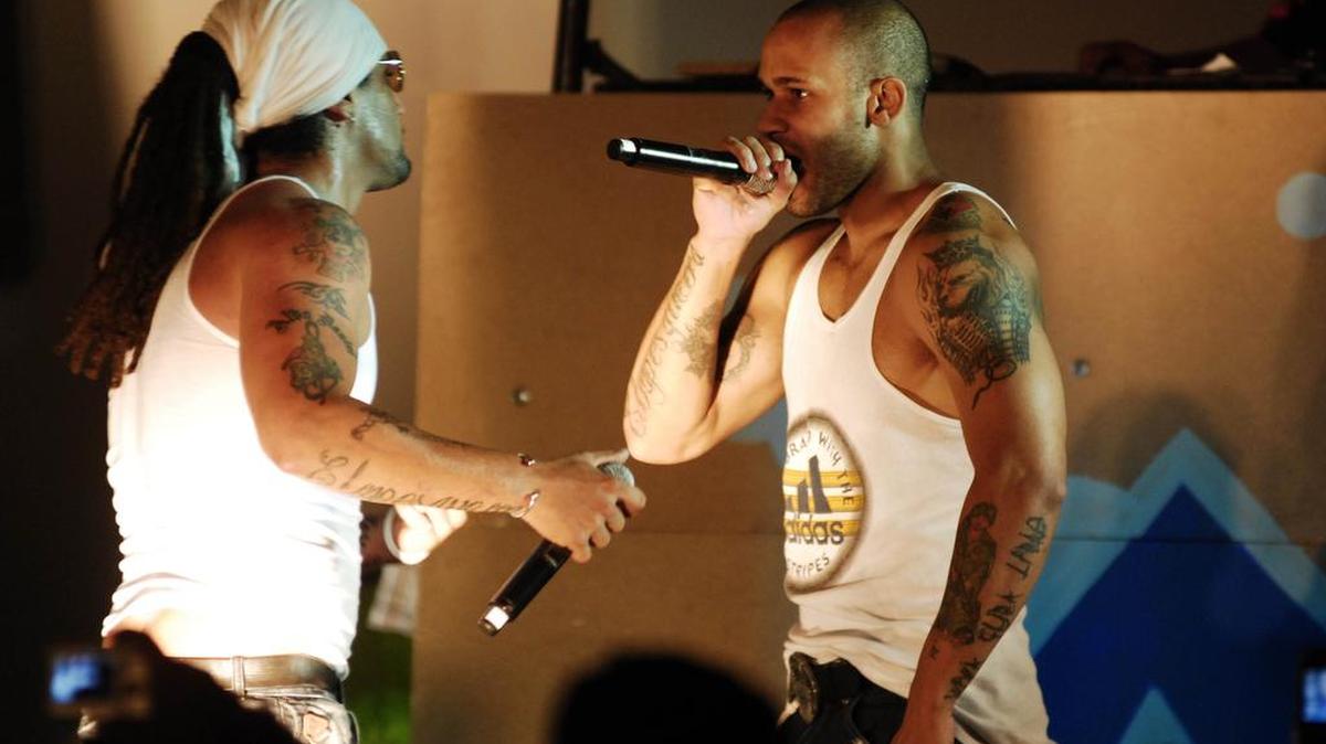 El grupo Los Aldeanos interpreta su música en el teatro Acapulco, en La Habana, en el 2010.