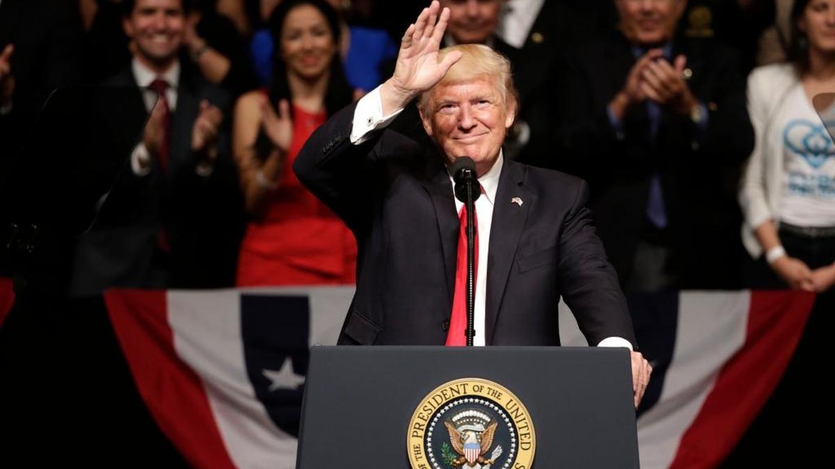 El presidente Donald Trump anuncia una nueva política hacia Cuba ante un numeroso grupo de exiliados cubanos en el teatro Manuel Artime, en la Pequeña Habana, el 16 de junio.