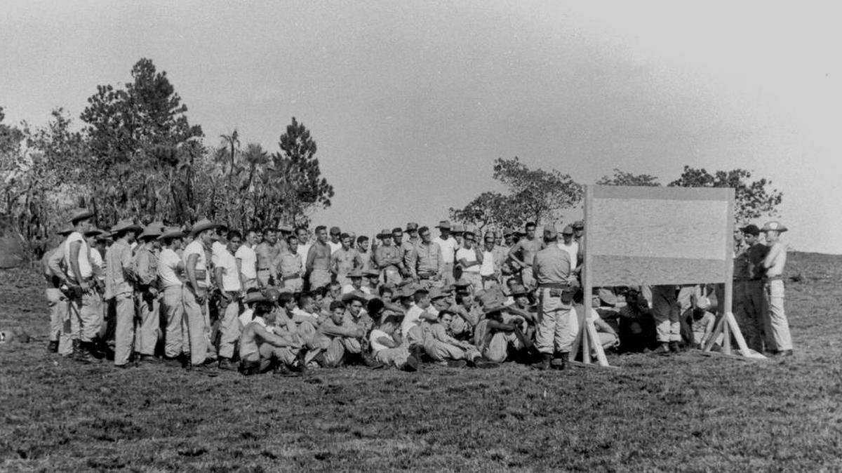 
Miembros de la Brigada 2506 reciben entrenamiento en los campamentos de Guatemala ante de partir para Playa Girón.
