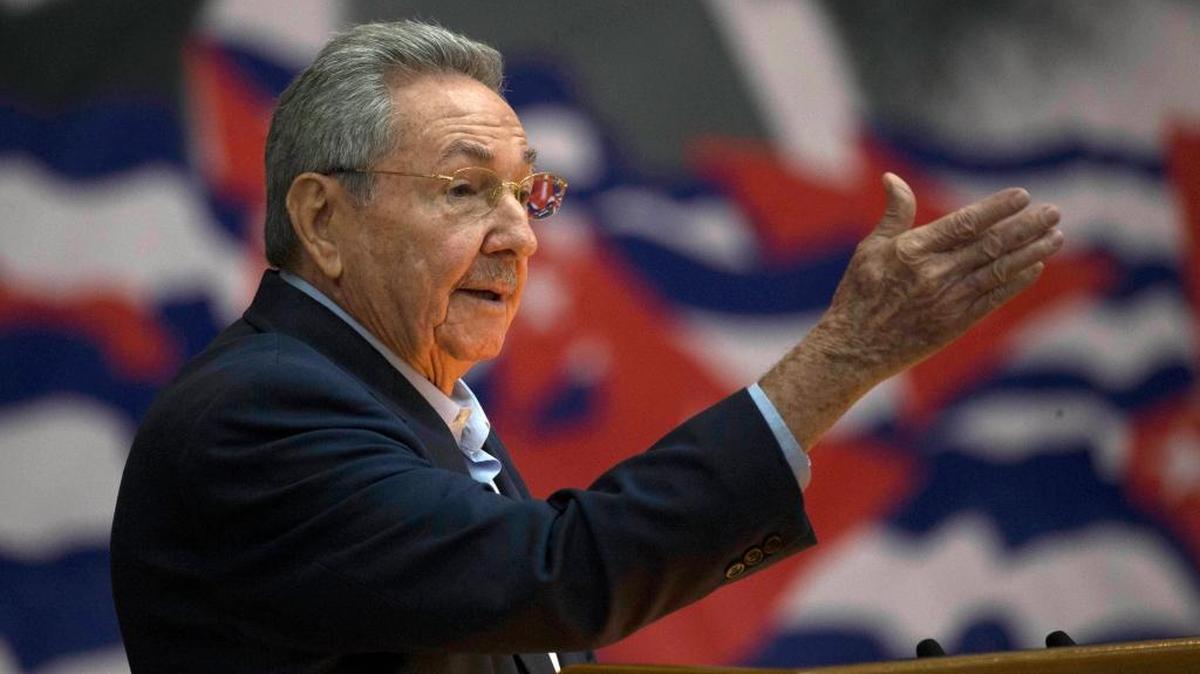 El gobernante cubano Raúl Castro se dirige a los delegados al Séptimo Congreso del Partido Comunista de Cuba en abril.