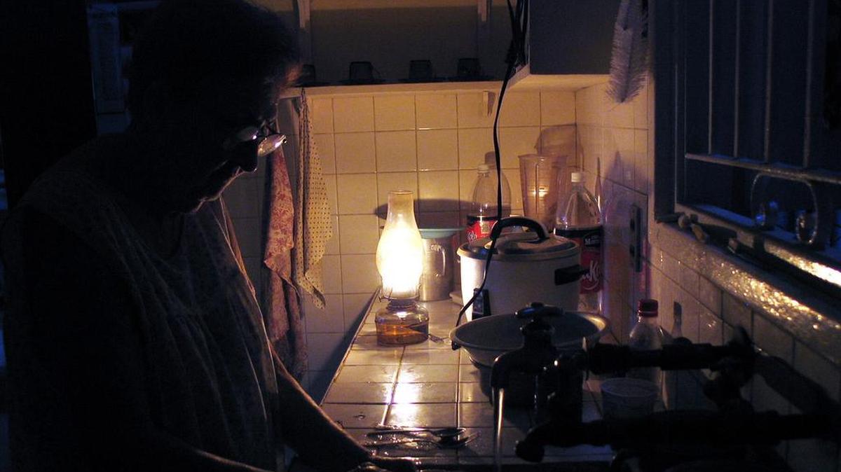Foto de archivo. El presidente cubano, Miguel Díaz-Canel, llamó este jueves al “ahorro” para paliar en parte los déficit de generación energética que han causado graves y prolongados apagones en los últimos días.