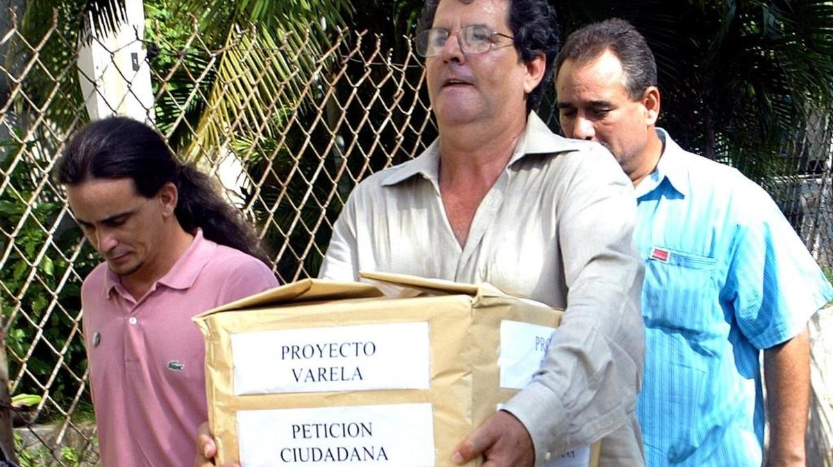 Oswaldo Payá (centro), líder del Movimiento Cristiano Liberación, lleva una caja con las 14,000 firmas en apoyo del Proyecto Varela, en octubre del 2003, en La Habana.