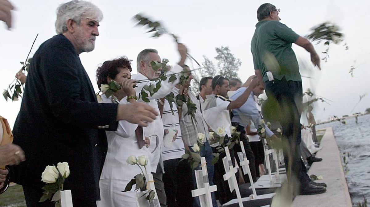 Jorge García (izq.), familiares y amistades lanzaron flores al mar junto a la Ermita de la Caridad, en Miami, en el 2007, 13 aniversario del hundimiento del remolcador 13 de Marzo frente a la costa cubana. García perdió 14 miembros de su familia en la tragedia.