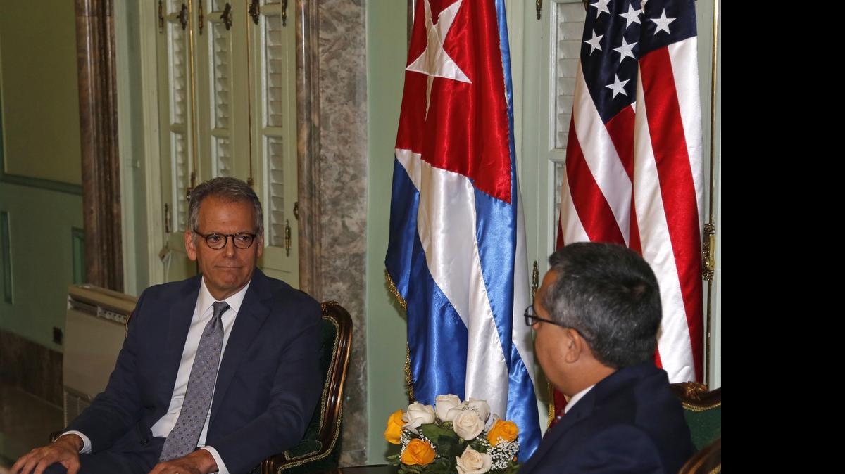 
El jefe de la Sección de Intereses de Estados Unidos en Cuba, Jeffrey DeLaurentis (izq.), se reúne con el ministro interino de Relaciones Exteriores cubano, Marcelino Medina, en La Habana, el 1 de julio.
