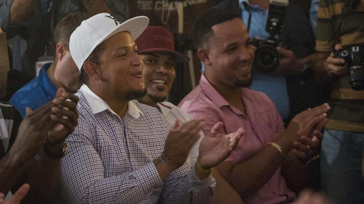 El venezolano Miguel Cabrera (izq.), primera base de los Detroit Tigers, junto al cubano José Abreu (der.), primera base de los White Sox , y el catcher y primera base de los Cardenales de St. Louis Cardinals, Brayan Pena (centro) en una conferencia de prensa en el Hotel Nacional, el 15 de diciembre, como parte de una delegación de las Grandes Ligas a la isla.