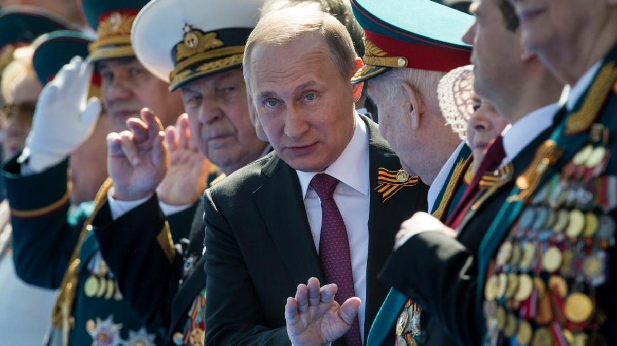 El presidente ruso, Vladimir Putin (centro) con veteranos de la II Guerra Mundial durante el Día de la Victoria en la Plaza Roja de Moscú, el 9 de mayo.