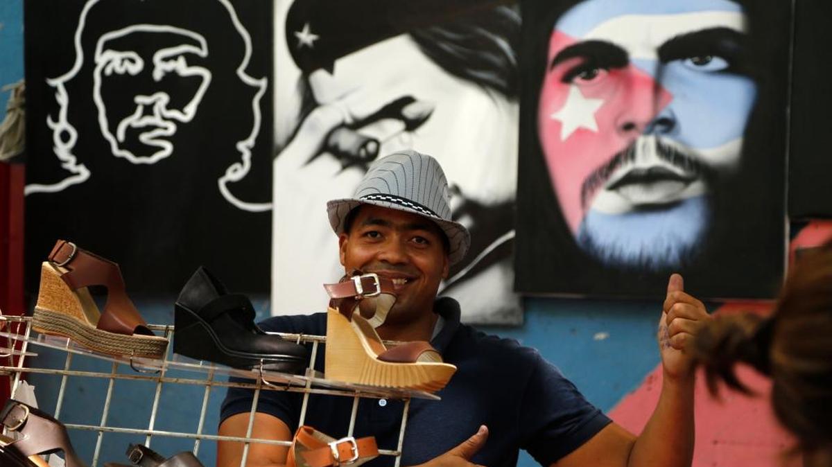 Un vendedor de zapatos y cuadros de Ernesto ‘Che’ Guevara, en La Habana, en abril del 2015.
