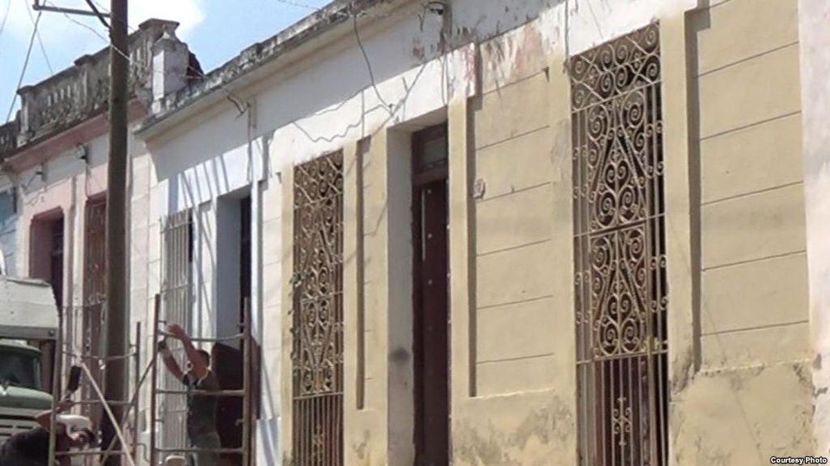 La fachada de la casa de Iris María Mariño García, en Camagüey, fue pintada por las autoridades cubanas.