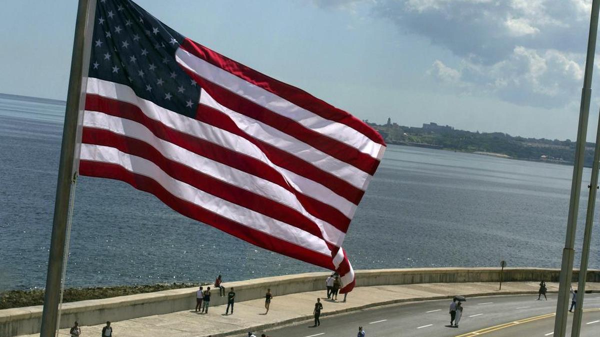 
La bandera de Estados Unidos ondea en el exterior de la recién reabierta embajada norteamericana en La Habana, junto al Malecón.
