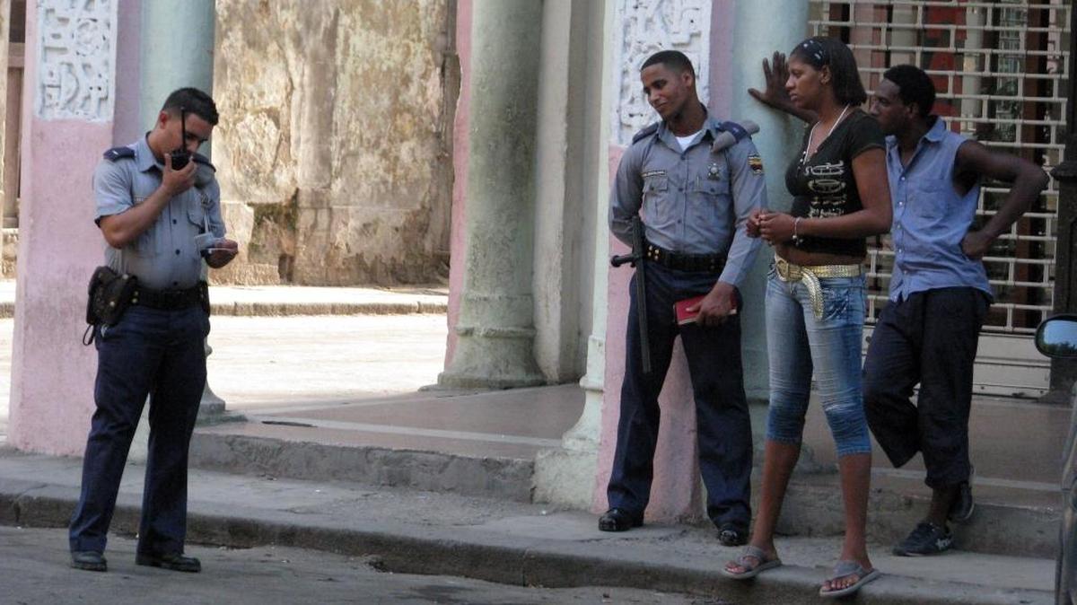Policías cubanos piden identificación en las cercanías del Paseo de El Prado, en La Habana.