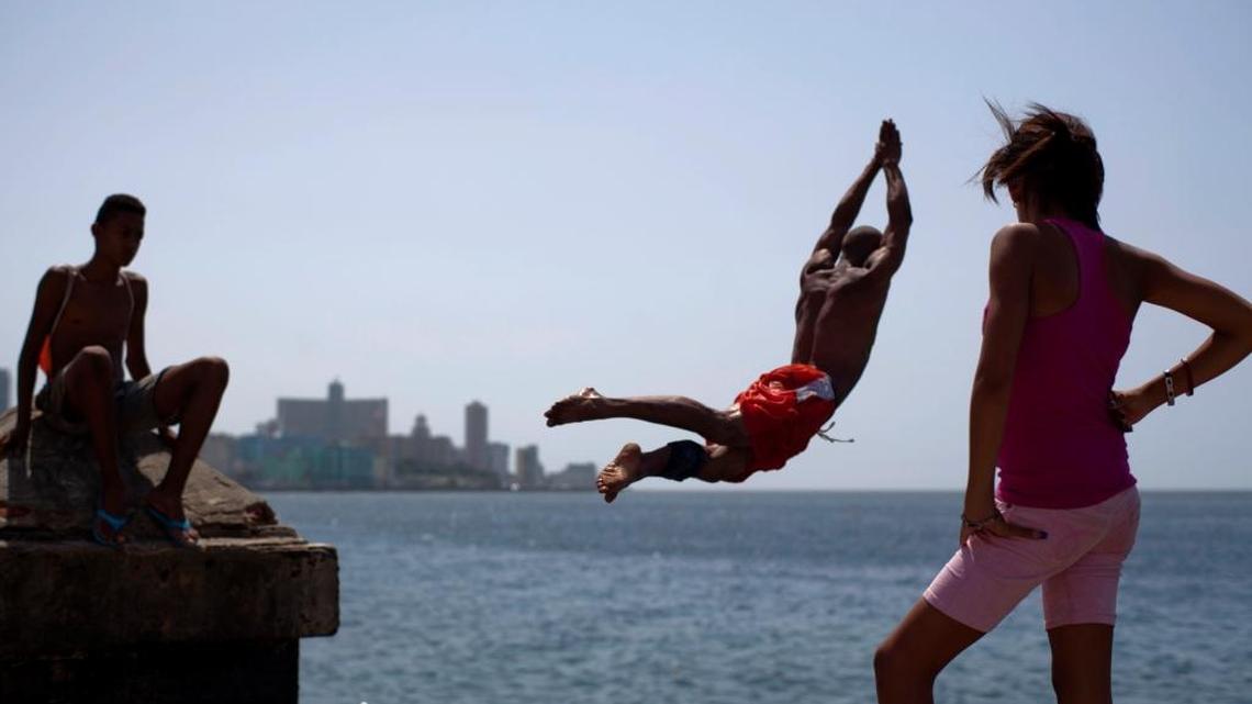 Un grupo de jóvenes en el Malecón de La Habana, en foto de archivo del 2012.