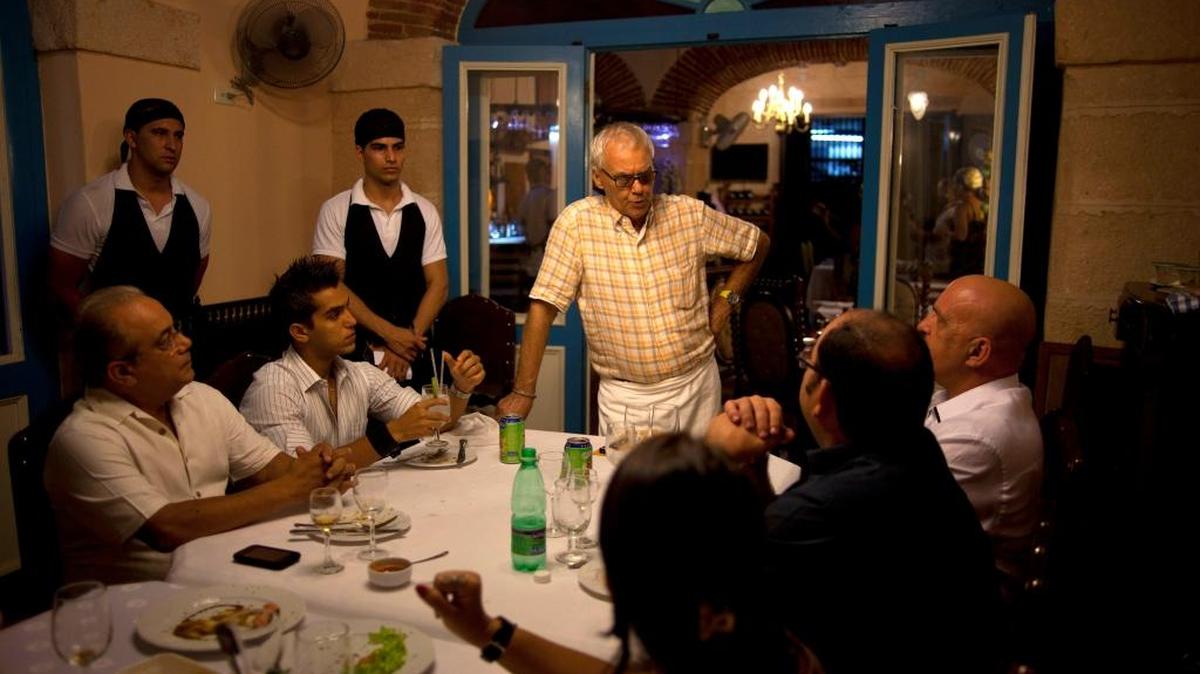 Tomás Erasmo Hernández (centro) habla con clientes del paladar Mamá Ines, en La Habana Vieja.