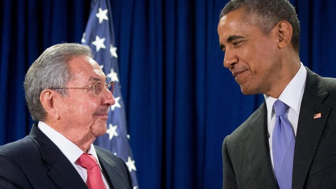 El presidente Barack Obama conversa con el gobernante cubano Raúl Castro antes de un encuentro bilateral, el 29 de septiembre en Naciones Unidas.