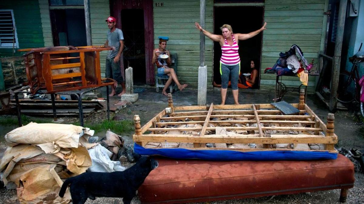 Una mujer pone a secar sus pertenencias en Isabela de Sagua, Cuba, después del paso del huracán Irma por la isla, el 11 de septiembre.