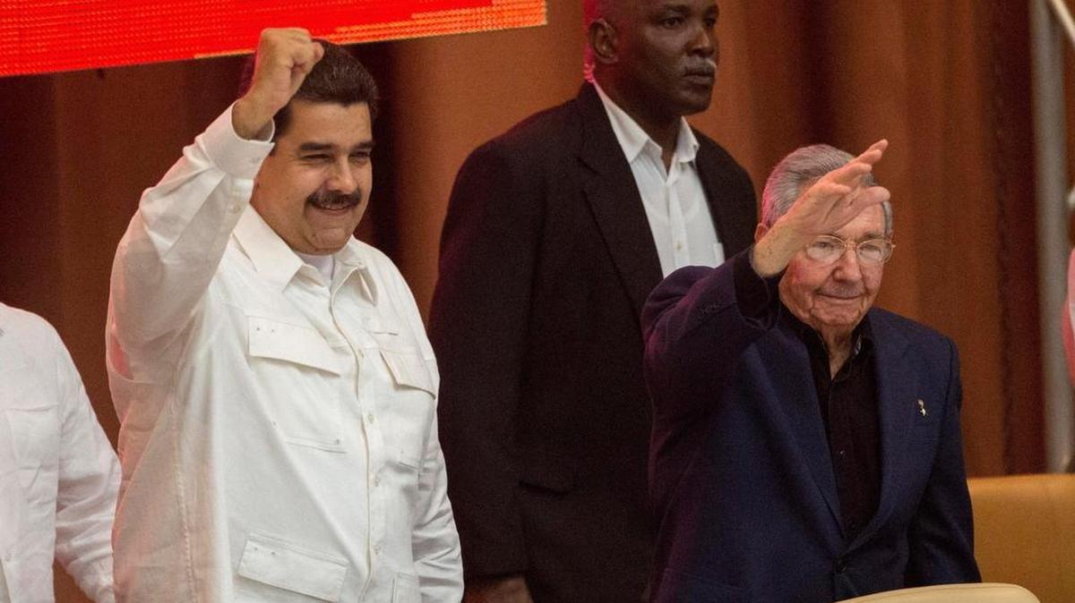Nicolás Maduro (izq.) y Raúl Castro participan en la sesión que conmemora el aniversario 13 de la Alianza Bolivariana para las Américas (ALBA), el 14 de diciembre de 2017, en La Habana.