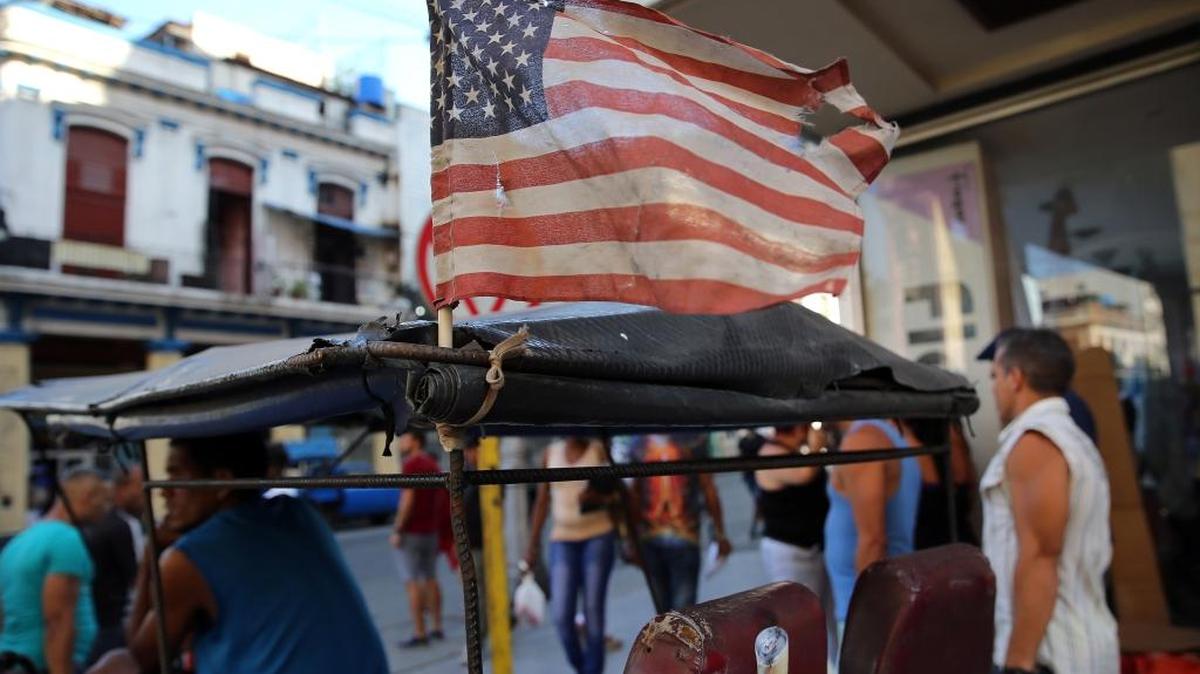 Una bandera estadounidense ondea en un bicitaxi en La Habana, el lunes pasado, a pocos días de la visita del presidente norteamericano Barack Obama. Una delegación de 23 miembros del Congreso de EEUU se unirá a Obama en su visita a la isla, el 21 y el 22 de marzo.