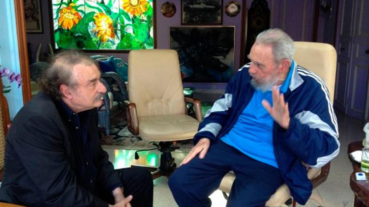 Fidel Castro (der.) con el periodista Ignacio Ramonet, autor del libro ‘Cien horas’, resultado de sus entrevistas con Castro, en diciembre del 2013.